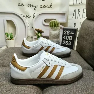 Adidas Samba सफेद और टैन लाइफस्टाइल स्नीकर्स