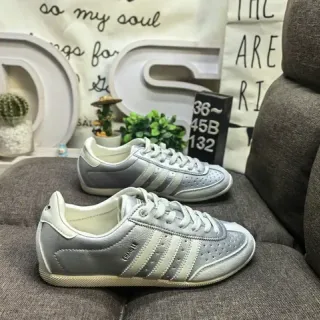 Adidas चांदी सफेद धातुयुक्त चमड़ा छिद्रित टोबॉक्स जीवनशैली स्नीकर्स