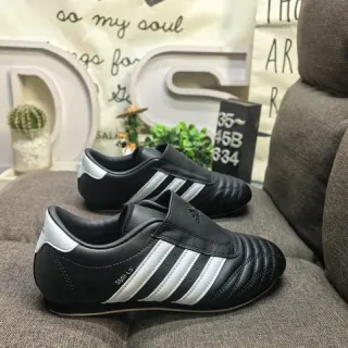 Adidas SMILS 黑色和白色室内足球鞋