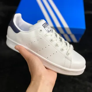 Adidas Stan Smith सफेद और नेवी लाइफस्टाइल स्नीकर