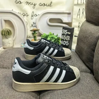 Adidas Superstar काला और सफेद जीवन शैली स्नीकर्स