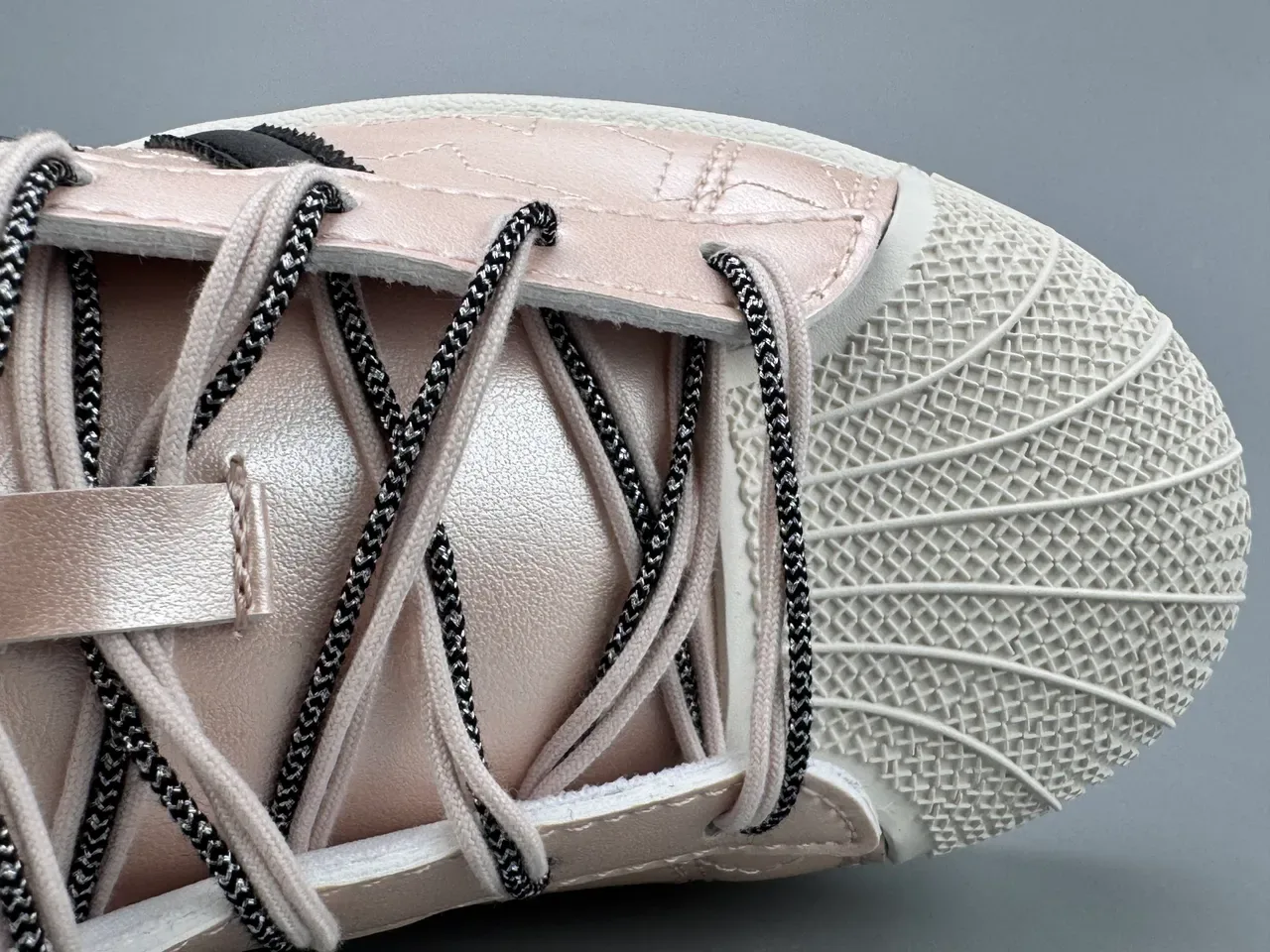 Adidas Superstar मेटालिक स्टार-एम्बॉस्ड गुलाबी सोना लाइफस्टाइल स्नीकर 4