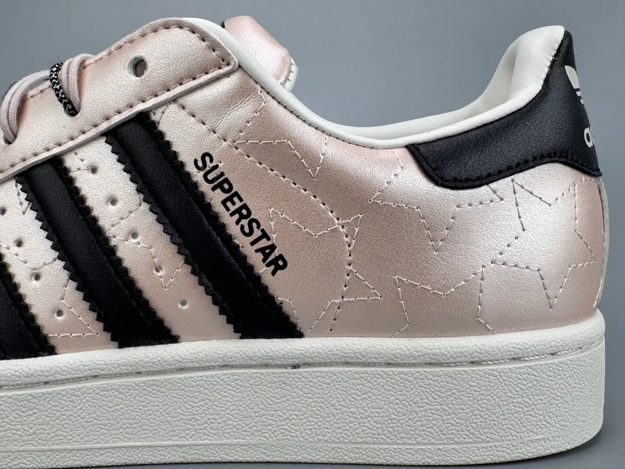 Adidas Superstar मेटालिक स्टार-एम्बॉस्ड गुलाबी सोना लाइफस्टाइल स्नीकर 9