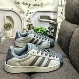 Adidas Superstar Off-White और Gray लाइफस्टाइल स्नीकर