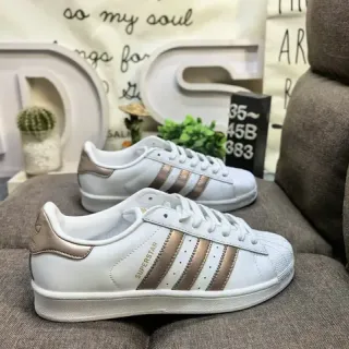 Adidas Superstar सफेद और मेटेलिक रोजगोल्ड लाइफस्टाइल स्नीकर्स