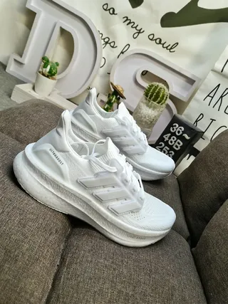 Adidas Ultraboost Chaussures de course blanches monochromatiques 9