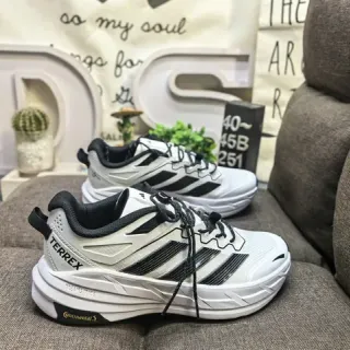 Adidas सफेद काला चंकी मिडसोल जाली और सिंथेटिक ओवरले ऊपरी लाइफस्टाइल स्नीकर