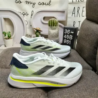 Adidas Zapatos de correr blancos y negros de upper de knit ligero con tres rayas