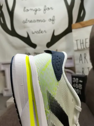 Adidas Zapatos de correr blancos y negros de upper de knit ligero con tres rayas 3
