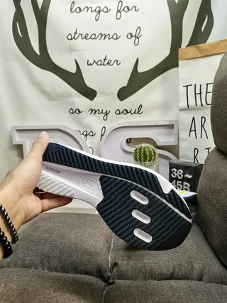 Adidas Zapatos de correr blancos y negros de upper de knit ligero con tres rayas 4