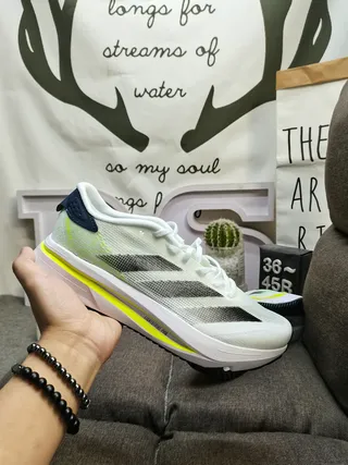 Adidas Zapatos de correr blancos y negros de upper de knit ligero con tres rayas 5
