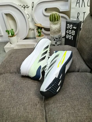 Adidas Zapatos de correr blancos y negros de upper de knit ligero con tres rayas 6
