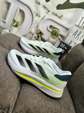 Adidas Zapatos de correr blancos y negros de upper de knit ligero con tres rayas 7