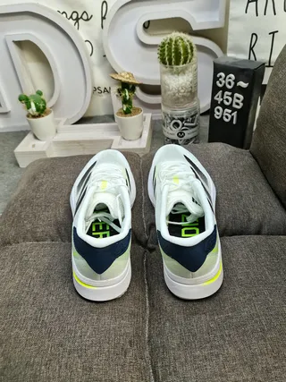 Adidas Zapatos de correr blancos y negros de upper de knit ligero con tres rayas 8