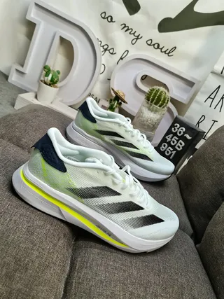 Adidas Zapatos de correr blancos y negros de upper de knit ligero con tres rayas 9