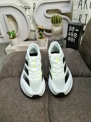 Adidas Zapatos de correr blancos y negros de upper de knit ligero con tres rayas 10