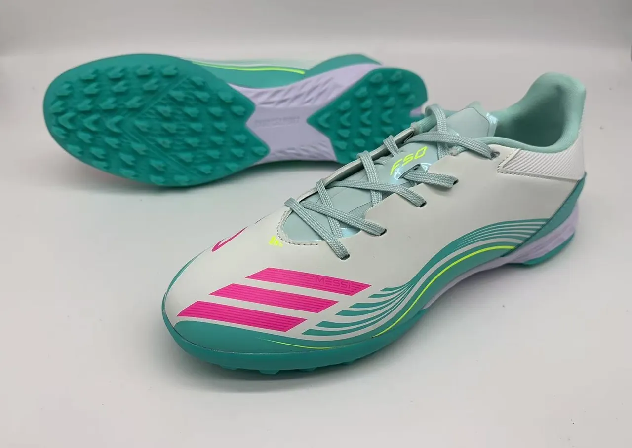 Adidas Chaussure basse blanche bleue à trois rayures latérales avec branding pour chaussures de football sur gazon 2