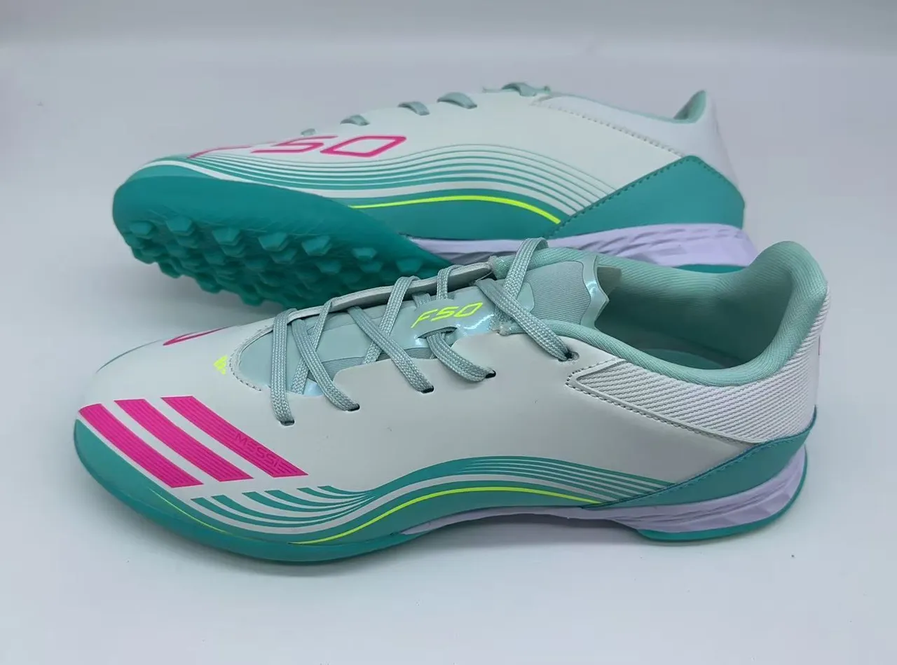 Adidas Chaussure basse blanche bleue à trois rayures latérales avec branding pour chaussures de football sur gazon 3