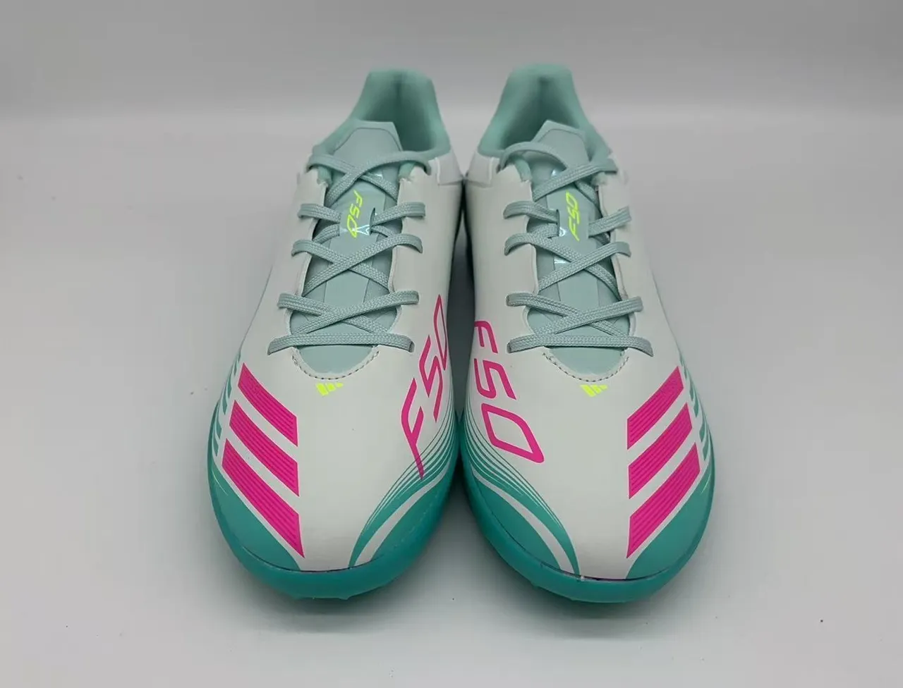 Adidas Chaussure basse blanche bleue à trois rayures latérales avec branding pour chaussures de football sur gazon 4