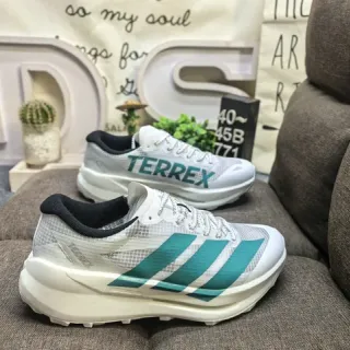 Adidas Chaussures de course blanches bleues avec upper en maille, trois rayures latérales avec branding