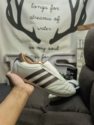 Adidas Sapatos de futebol indoor branco e marrom sem cadarços alça Velcro ponta acolchoada 5