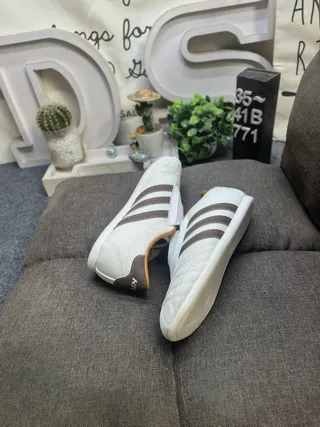 Adidas Sapatos de futebol indoor branco e marrom sem cadarços alça Velcro ponta acolchoada 6