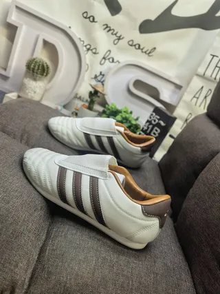 Adidas Sapatos de futebol indoor branco e marrom sem cadarços alça Velcro ponta acolchoada 7
