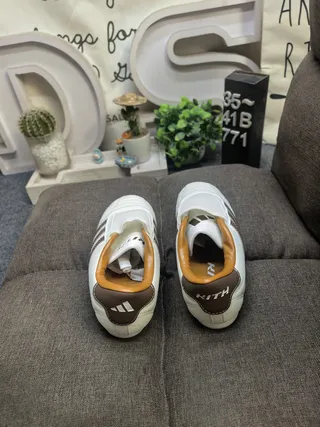 Adidas Sapatos de futebol indoor branco e marrom sem cadarços alça Velcro ponta acolchoada 8