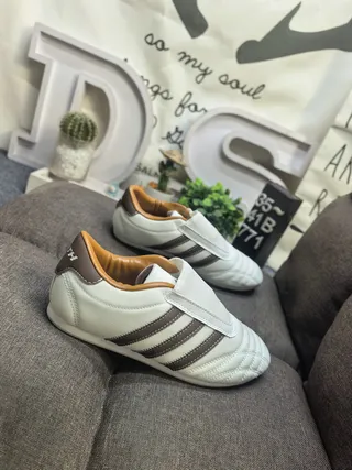 Adidas Sapatos de futebol indoor branco e marrom sem cadarços alça Velcro ponta acolchoada 9
