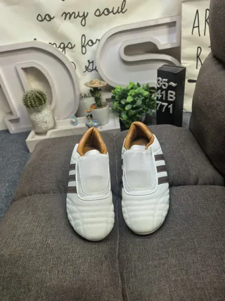 Adidas Sapatos de futebol indoor branco e marrom sem cadarços alça Velcro ponta acolchoada 10