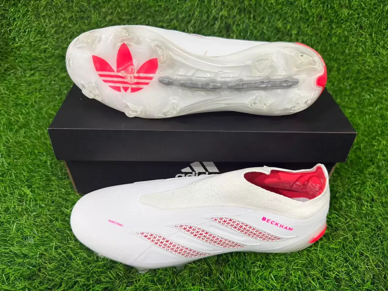 Adidas Chaussures de Football Blanc Rose Bas Haut Type Chaussette Semelle Translucide Terrain Ferme 2
