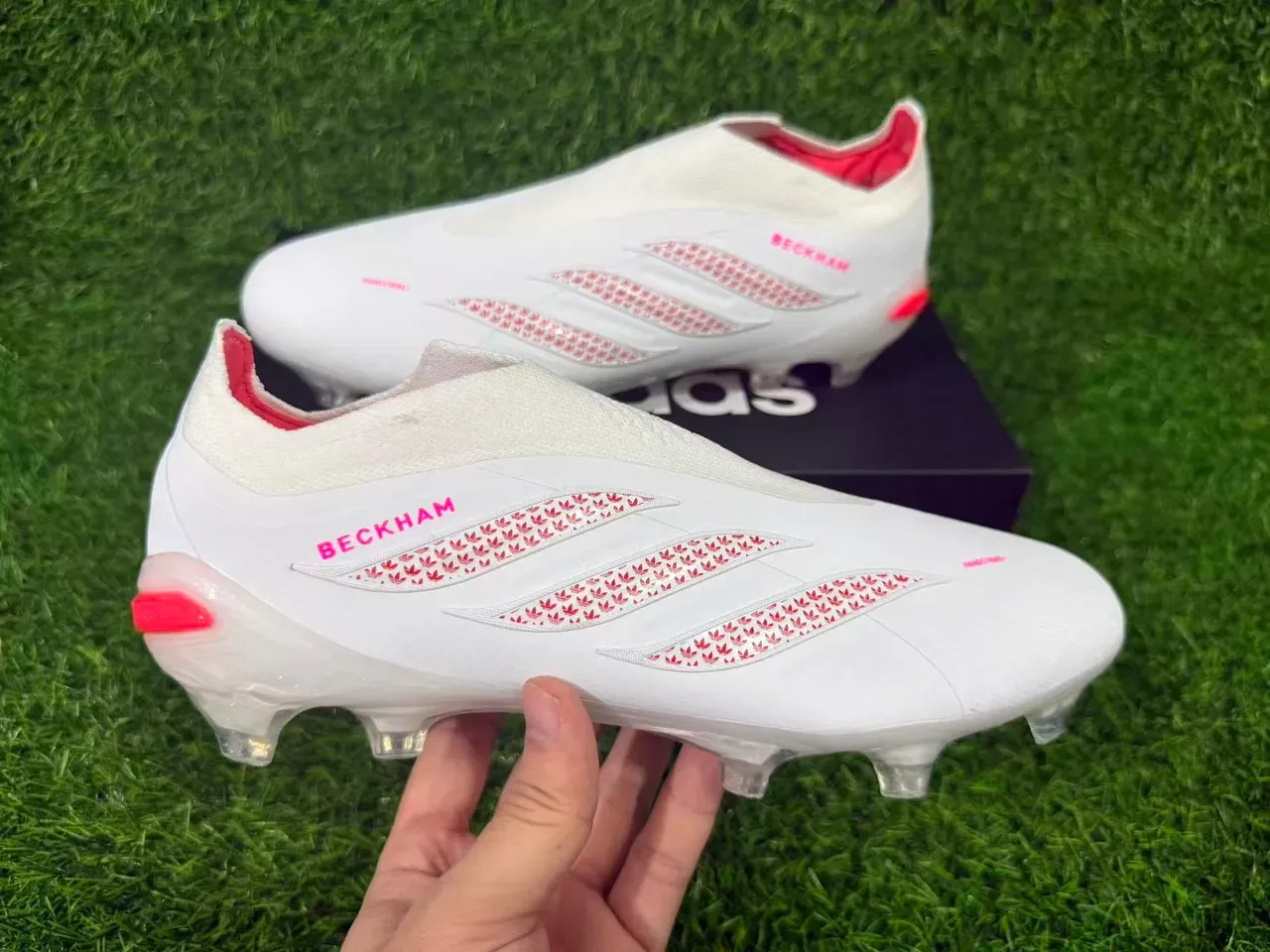 Adidas Chaussures de Football Blanc Rose Bas Haut Type Chaussette Semelle Translucide Terrain Ferme 3