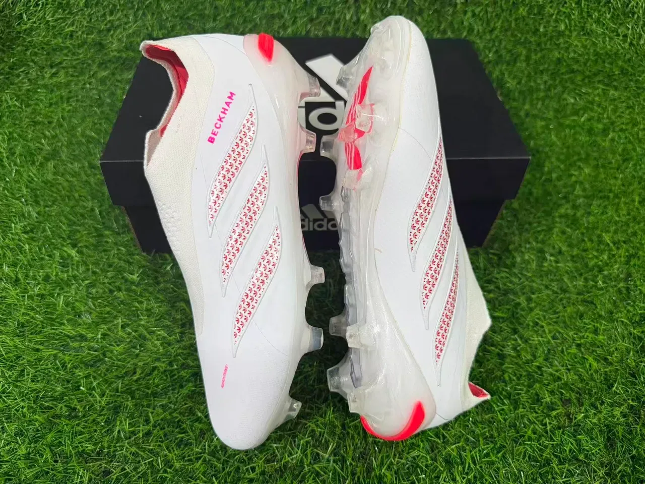 Adidas Chaussures de Football Blanc Rose Bas Haut Type Chaussette Semelle Translucide Terrain Ferme 4