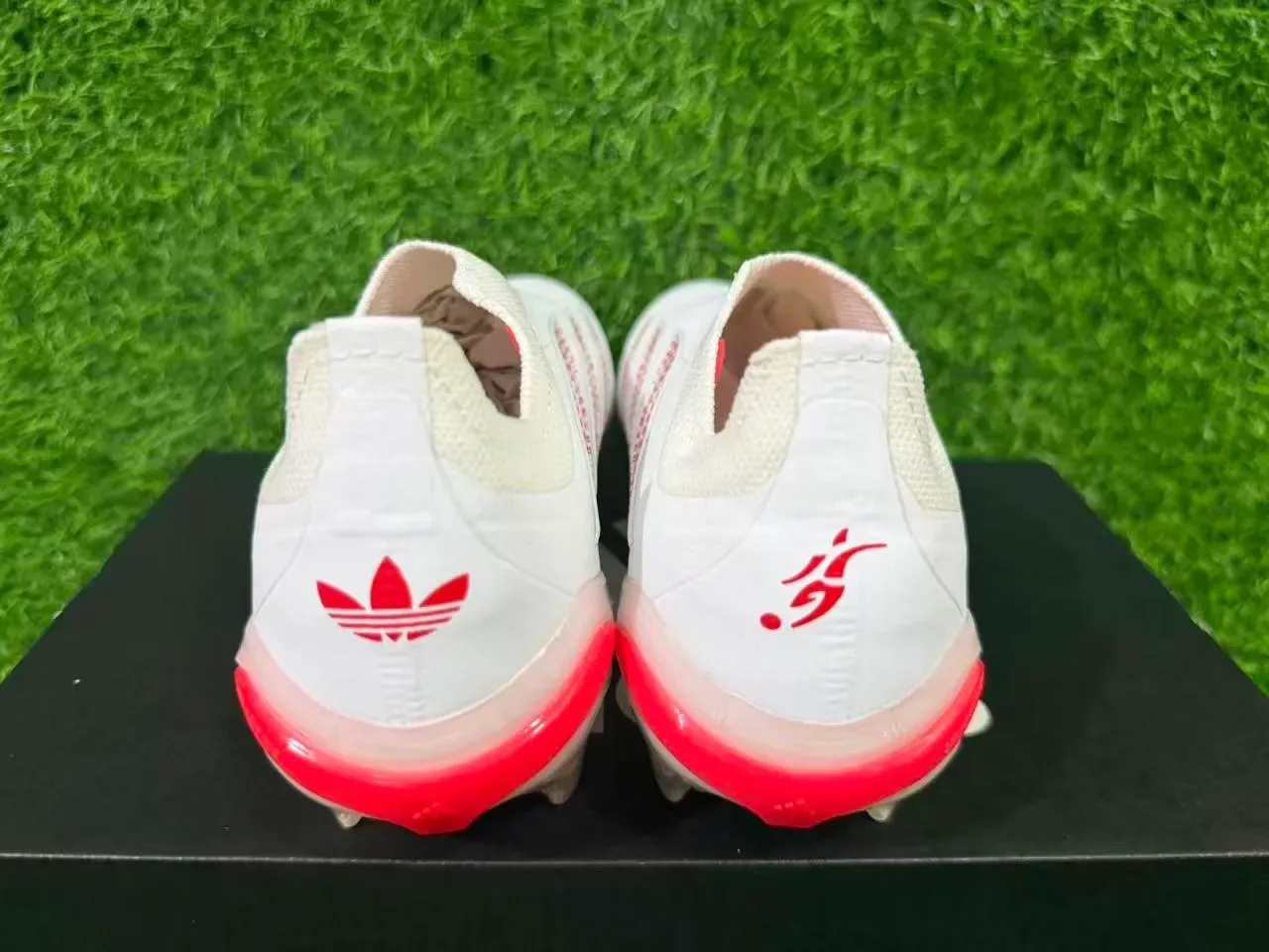 Adidas Chaussures de Football Blanc Rose Bas Haut Type Chaussette Semelle Translucide Terrain Ferme 5