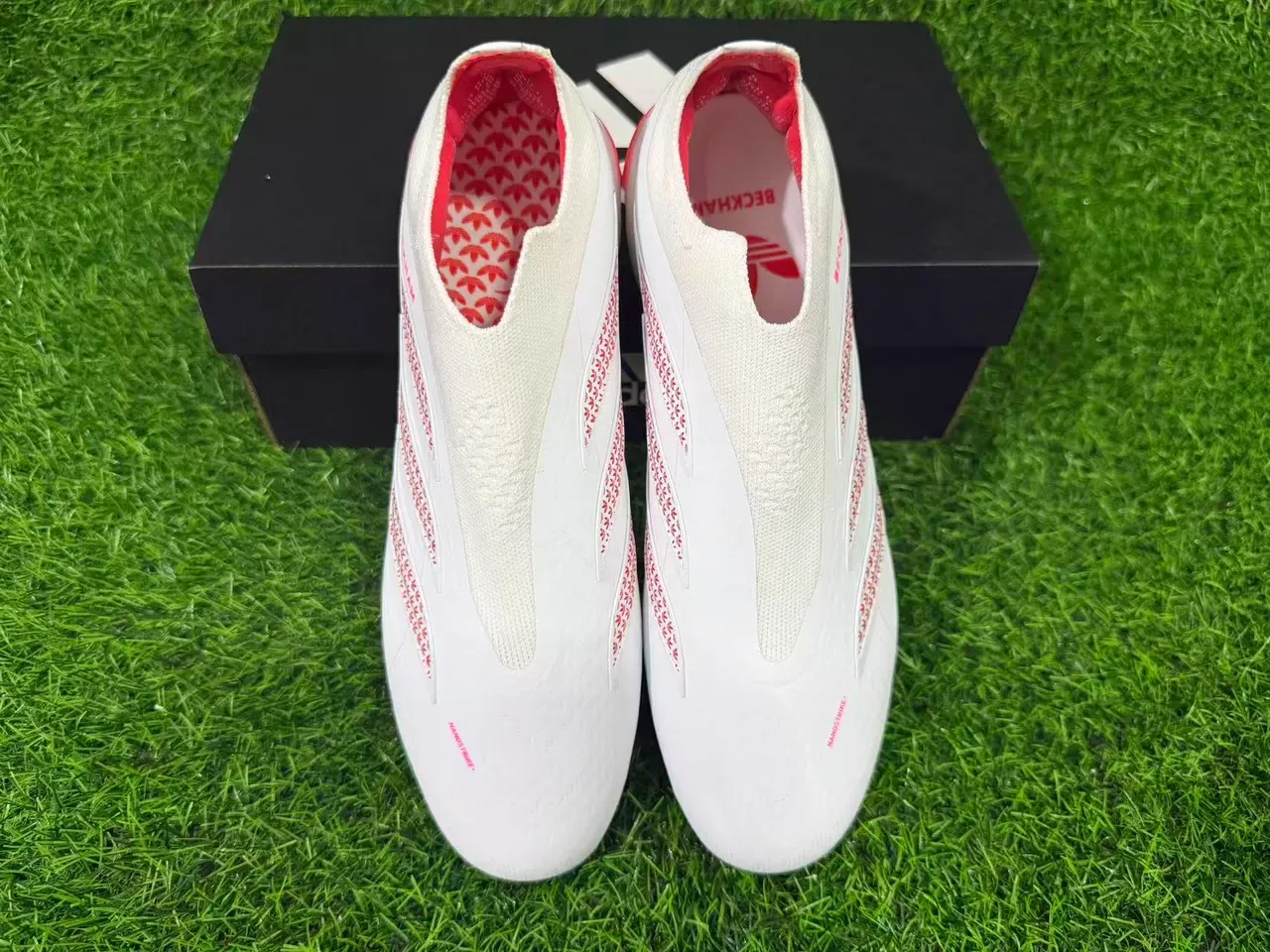 Adidas Chaussures de Football Blanc Rose Bas Haut Type Chaussette Semelle Translucide Terrain Ferme 6