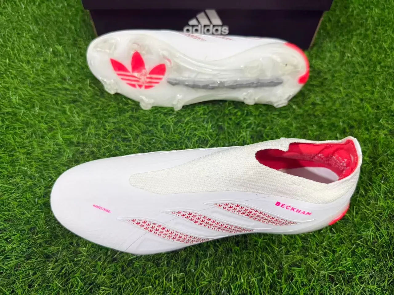 Adidas Chaussures de Football Blanc Rose Bas Haut Type Chaussette Semelle Translucide Terrain Ferme 7