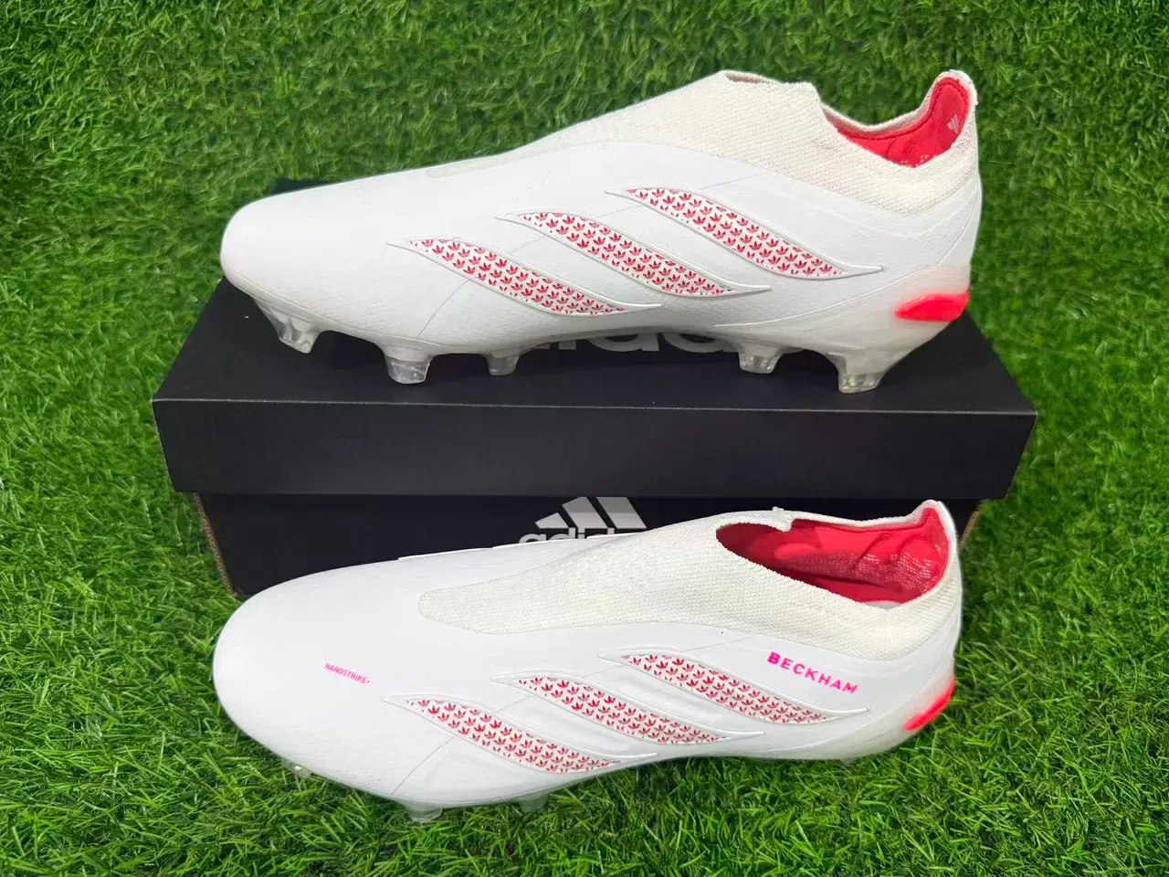 Adidas Chaussures de Football Blanc Rose Bas Haut Type Chaussette Semelle Translucide Terrain Ferme 8