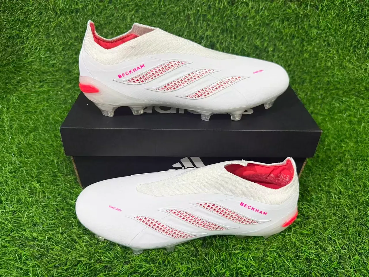 Adidas Chaussures de Football Blanc Rose Bas Haut Type Chaussette Semelle Translucide Terrain Ferme 9