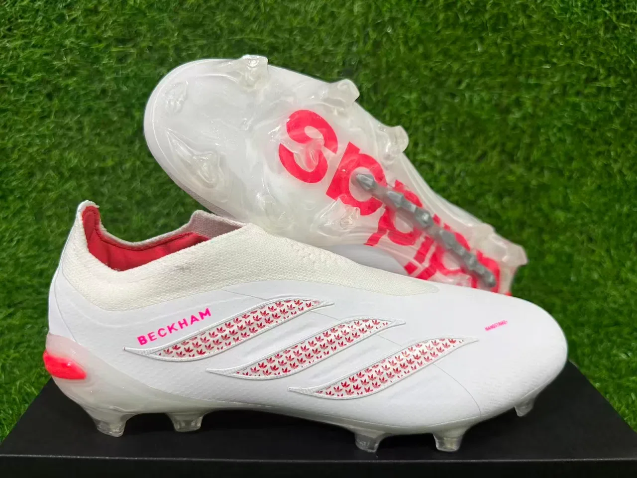 Adidas Chaussures de Football Blanc Rose Bas Haut Type Chaussette Semelle Translucide Terrain Ferme 10