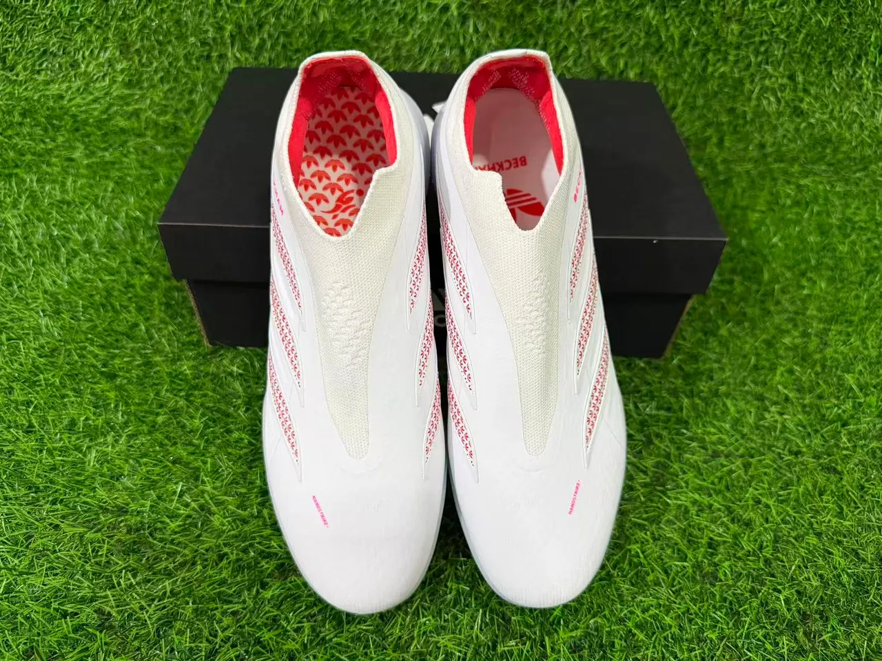 Adidas Chaussures de football blanches rouges sans lacets avec ajustement chaussette supérieur studs pelouse artificielle moulés 2