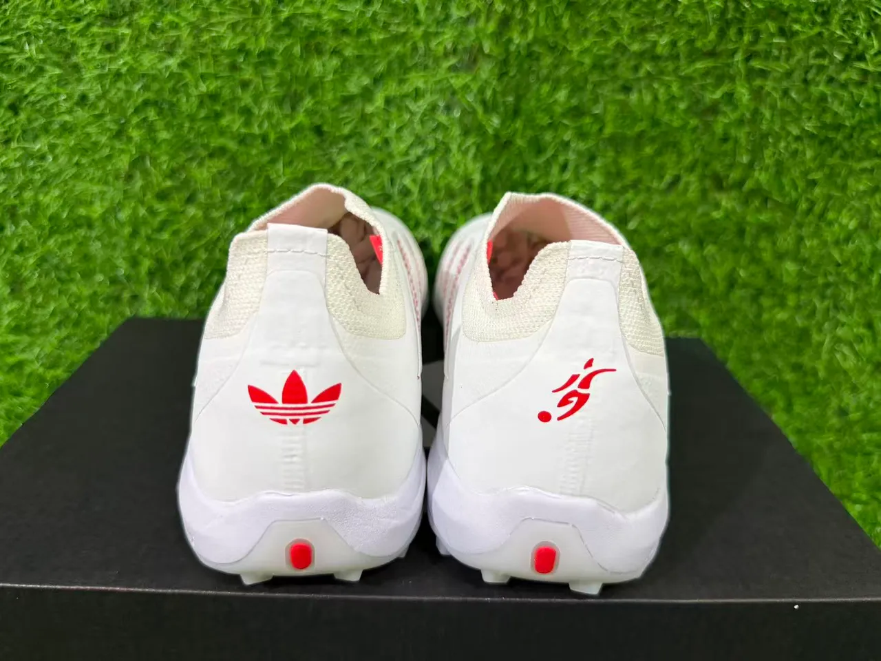 Adidas Chaussures de football blanches rouges sans lacets avec ajustement chaussette supérieur studs pelouse artificielle moulés 3