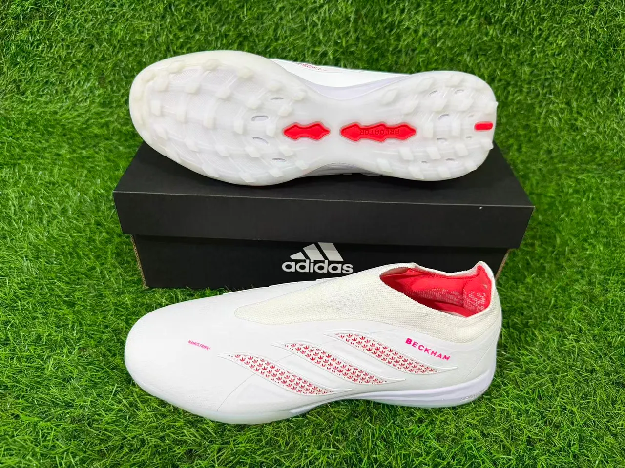 Adidas Chaussures de football blanches rouges sans lacets avec ajustement chaussette supérieur studs pelouse artificielle moulés 4