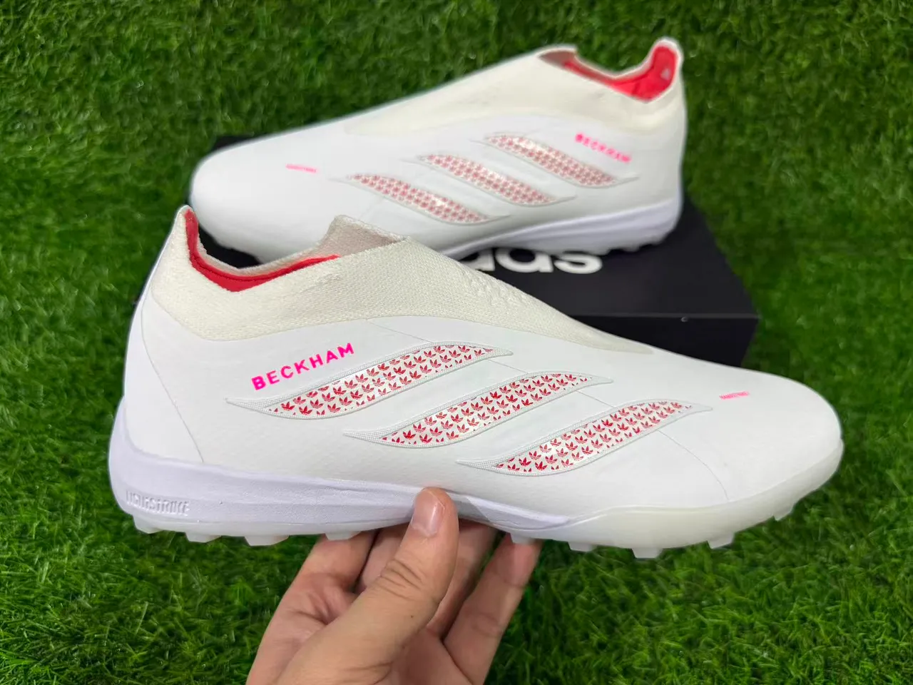 Adidas Chaussures de football blanches rouges sans lacets avec ajustement chaussette supérieur studs pelouse artificielle moulés 5