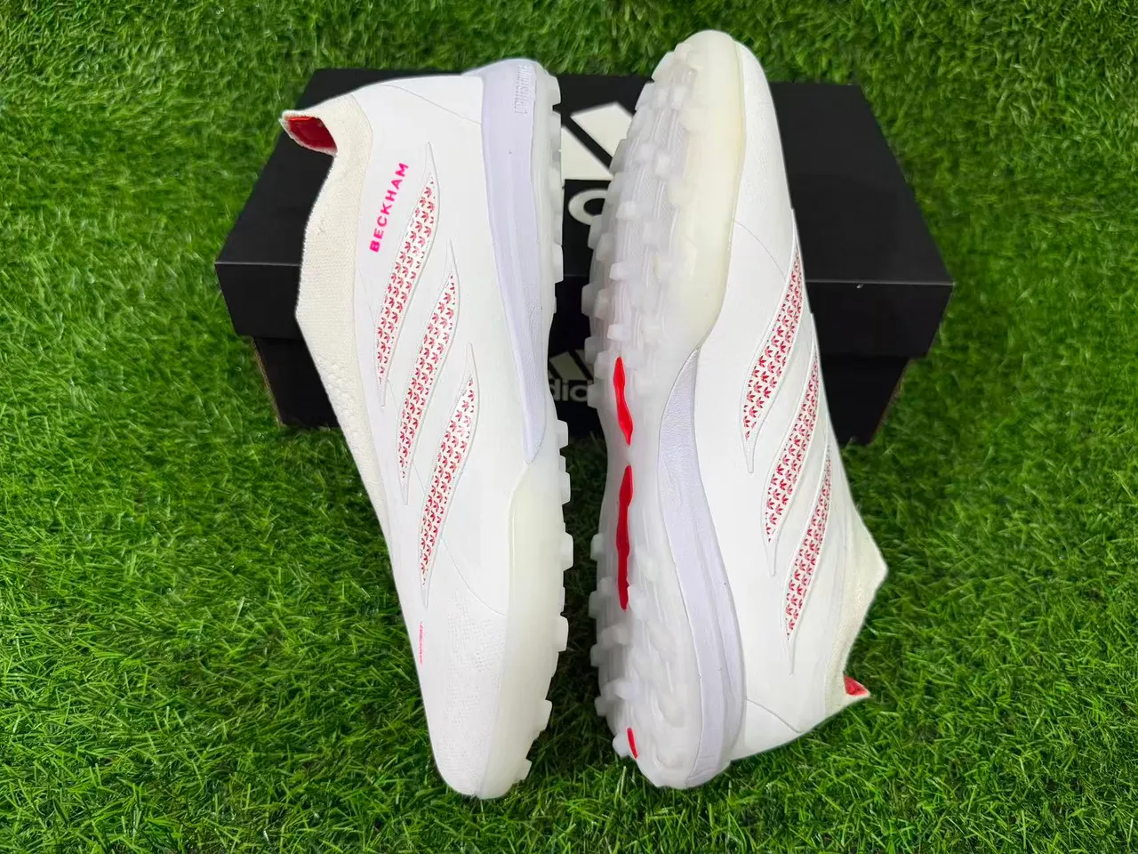 Adidas Chaussures de football blanches rouges sans lacets avec ajustement chaussette supérieur studs pelouse artificielle moulés 6