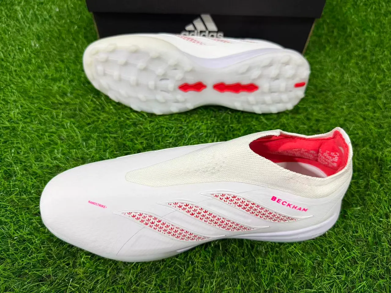 Adidas Chaussures de football blanches rouges sans lacets avec ajustement chaussette supérieur studs pelouse artificielle moulés 7