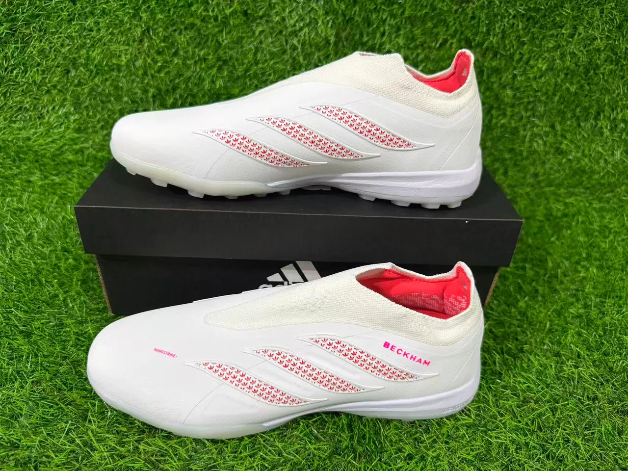 Adidas Chaussures de football blanches rouges sans lacets avec ajustement chaussette supérieur studs pelouse artificielle moulés 8