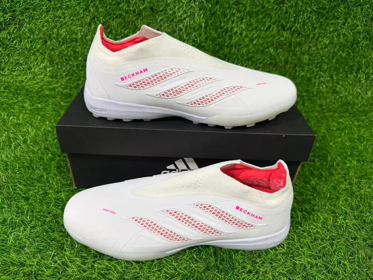 Adidas Chaussures de football blanches rouges sans lacets avec ajustement chaussette supérieur studs pelouse artificielle moulés 9