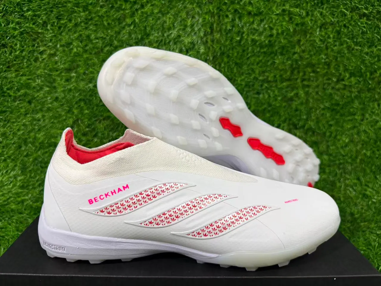 Adidas Chaussures de football blanches rouges sans lacets avec ajustement chaussette supérieur studs pelouse artificielle moulés 10