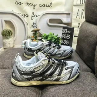Adidas सफेद चांदी मेश और सिंथेटिक ओवरले तीन पट्टी साइड ब्रांडिंग लाइफस्टाइल स्नीकर