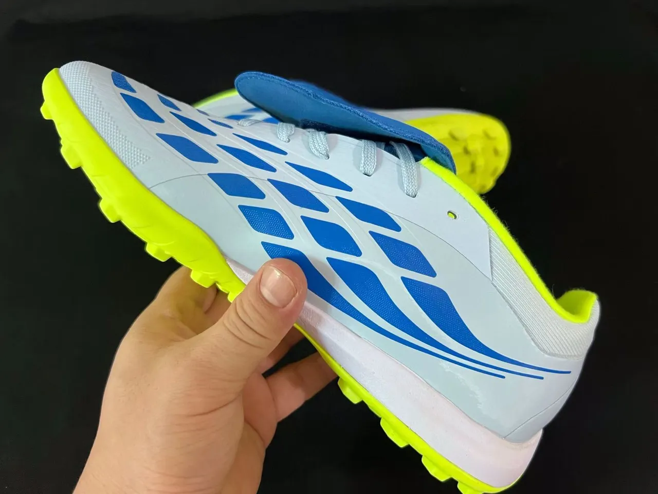 Adidas Chaussures de football blanches jaunes basses tige synthétique crampons coniques moulés pelouse artificielle 2